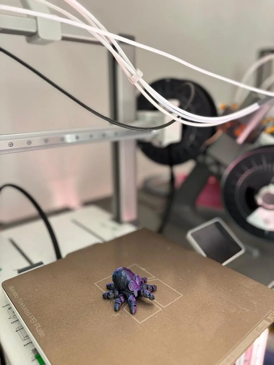 Pulpo articulado de diseño propio recién impreso sobre la cama de impresión en Rías Baixas 3D